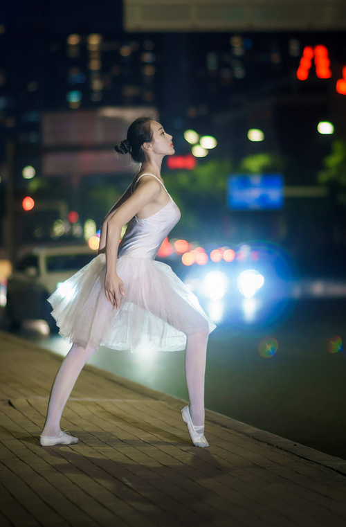 “极速追逐”——现场实时追踪比赛动态,极速追逃