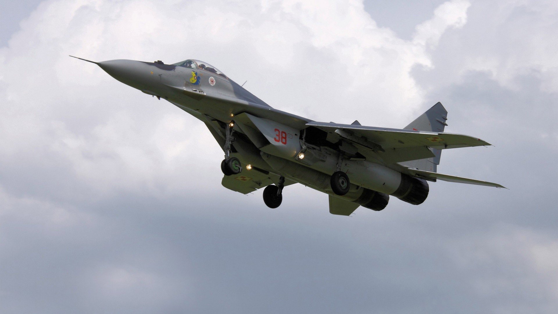 “高速直冲:直线冲刺让人血脉喷张”,跑高速直线行驶技巧