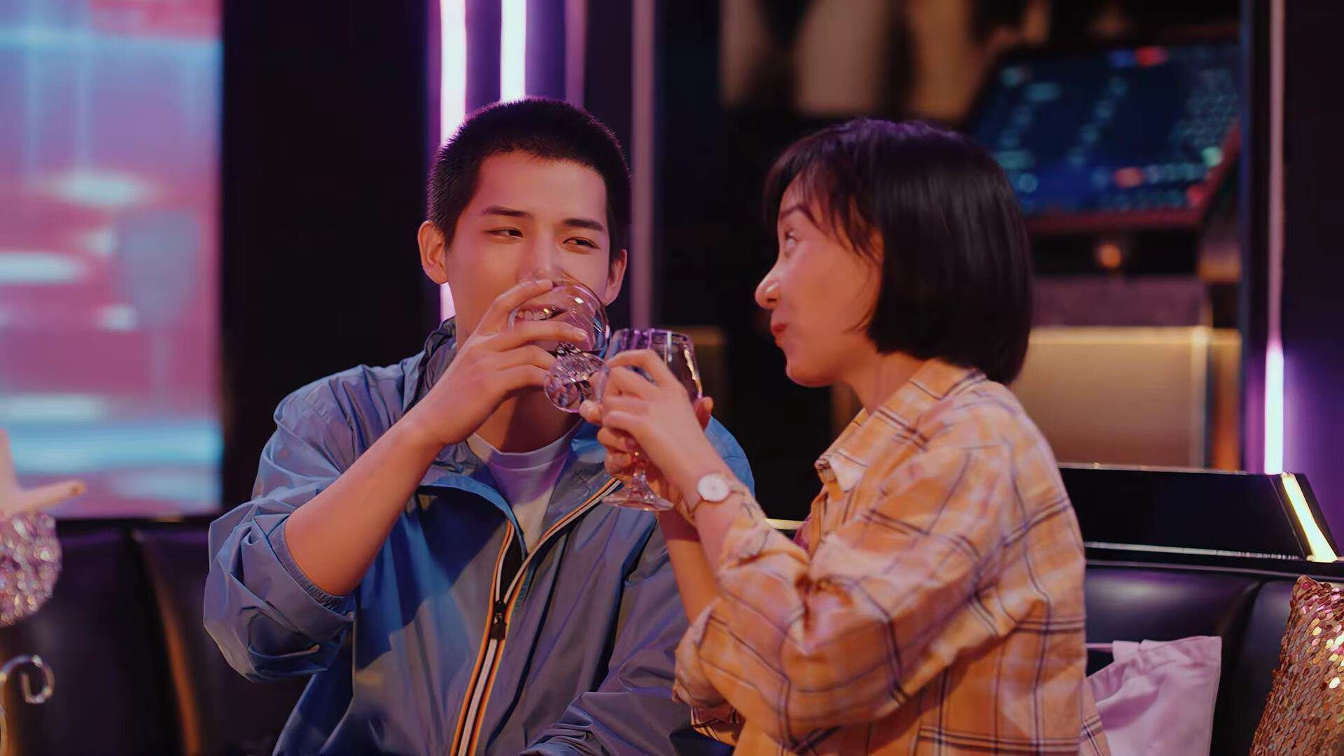 爱游戏体育（AYX）官方APP下载-梅西助攻梅开二度，带领巴萨获胜，梅西打进巴萨的官方进球