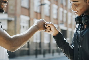 爱游戏app下载-英超比赛中裁判语调与非语言行为对球员情绪波动的影响，用语言或行为对裁判员