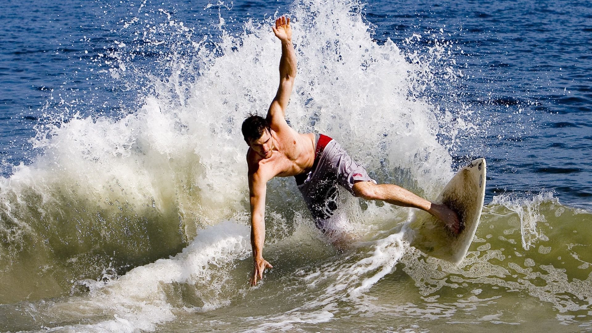 爱游戏下载-热火锋线球员通过拉伸训练保持身体柔韧性，热火前锋