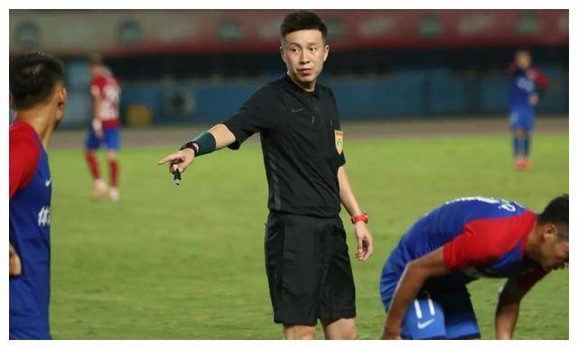 爱游戏体育:中超联赛裁判:接受赛后评估,提升执法水平的简单介绍 爱游戏体育:中超联赛裁判:接受赛后评估,提升执法水平的简单介绍