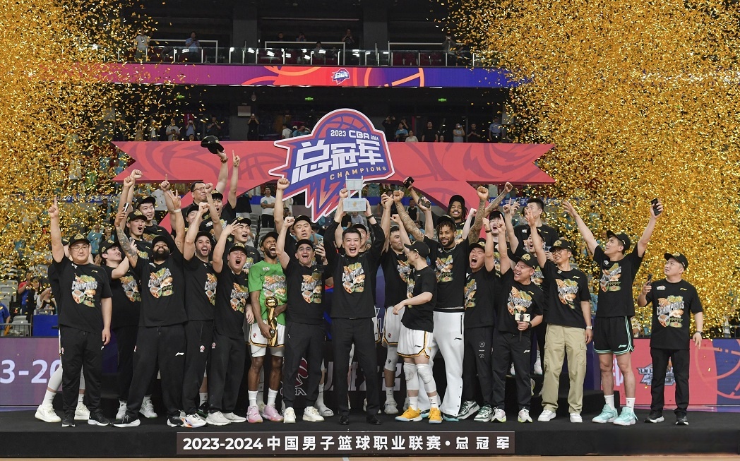 爱游戏体育：CBA总决赛：FMVP之争，数据、表现与团队贡献