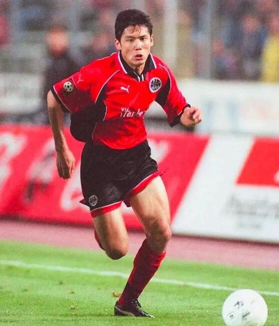 关于爱游戏体育:中国足球留洋球员现状：机遇与挑战并存，如何提升竞争力？的信息